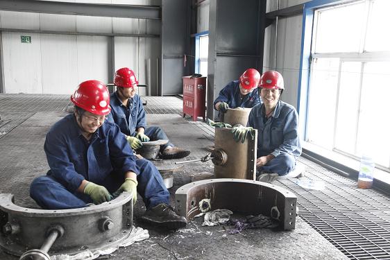 离心压缩机的检建是一项精密而又繁沉的工作。检建车间工作人员和造氢车间姬智裕等在算帐设备零件。